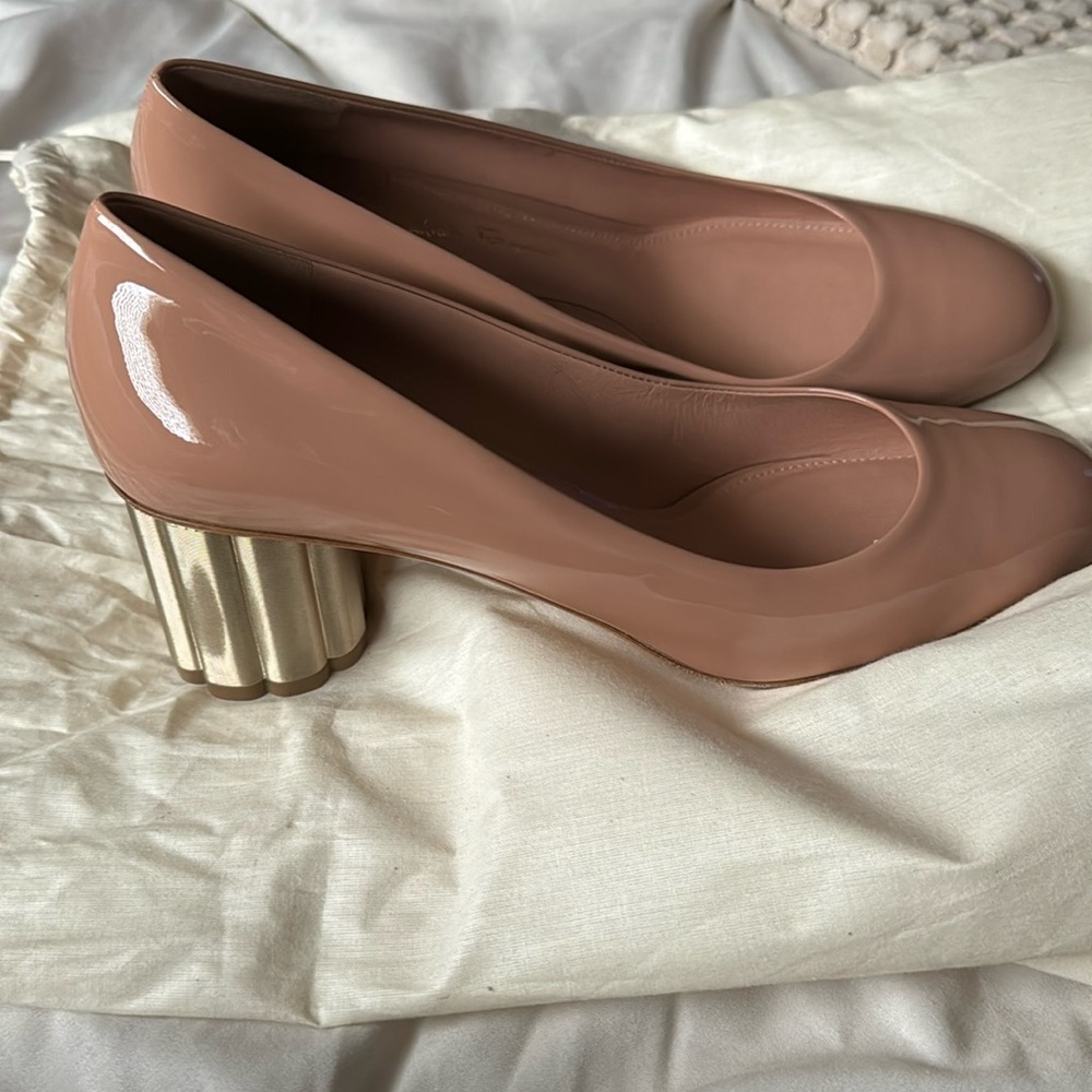 Brand new Salvatore Ferragamo pumps size 41